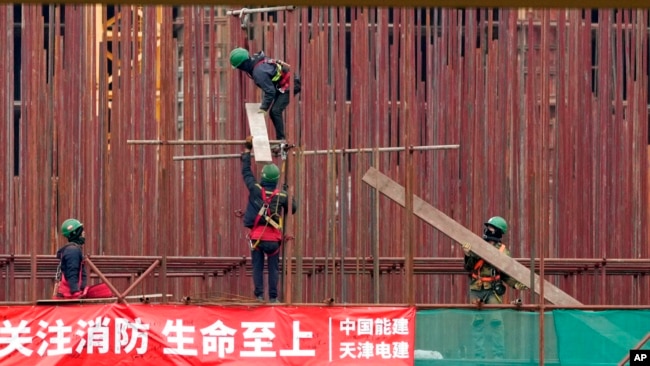 Công nhân Việt Nam làm việc tại công trường xây dựng nhà máy Linglong, dự án đầu tư lớn nhất của Trung Quốc ở châu Âu.