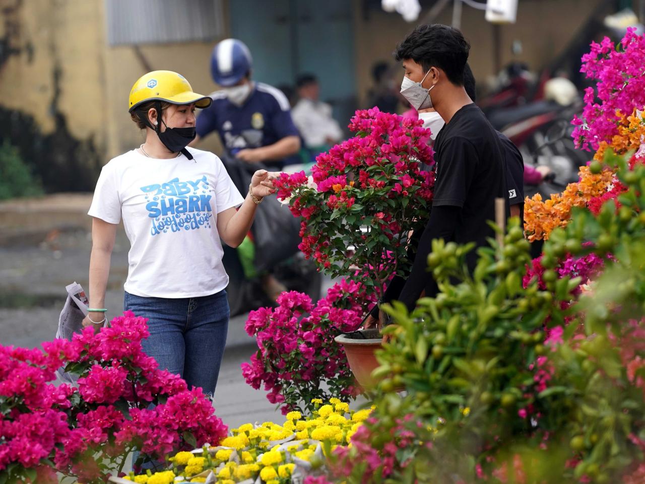 Người miền Tây chở mai lên, người Sài Gòn dạo chợ hoa Xuân Bến Bình Đông - ảnh 4