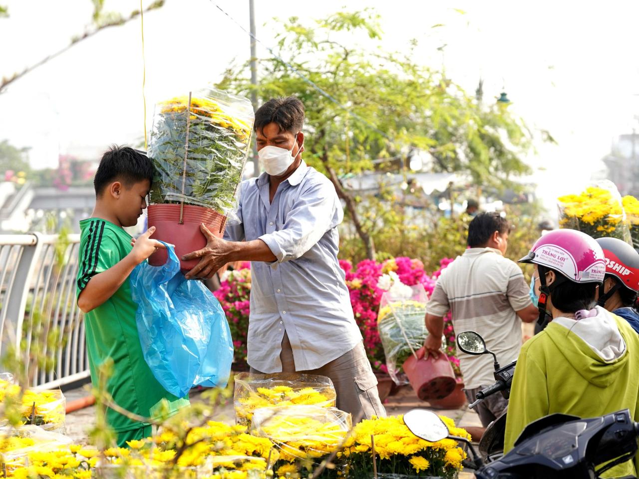 Người miền Tây chở mai lên, người Sài Gòn dạo chợ hoa Xuân Bến Bình Đông - ảnh 5