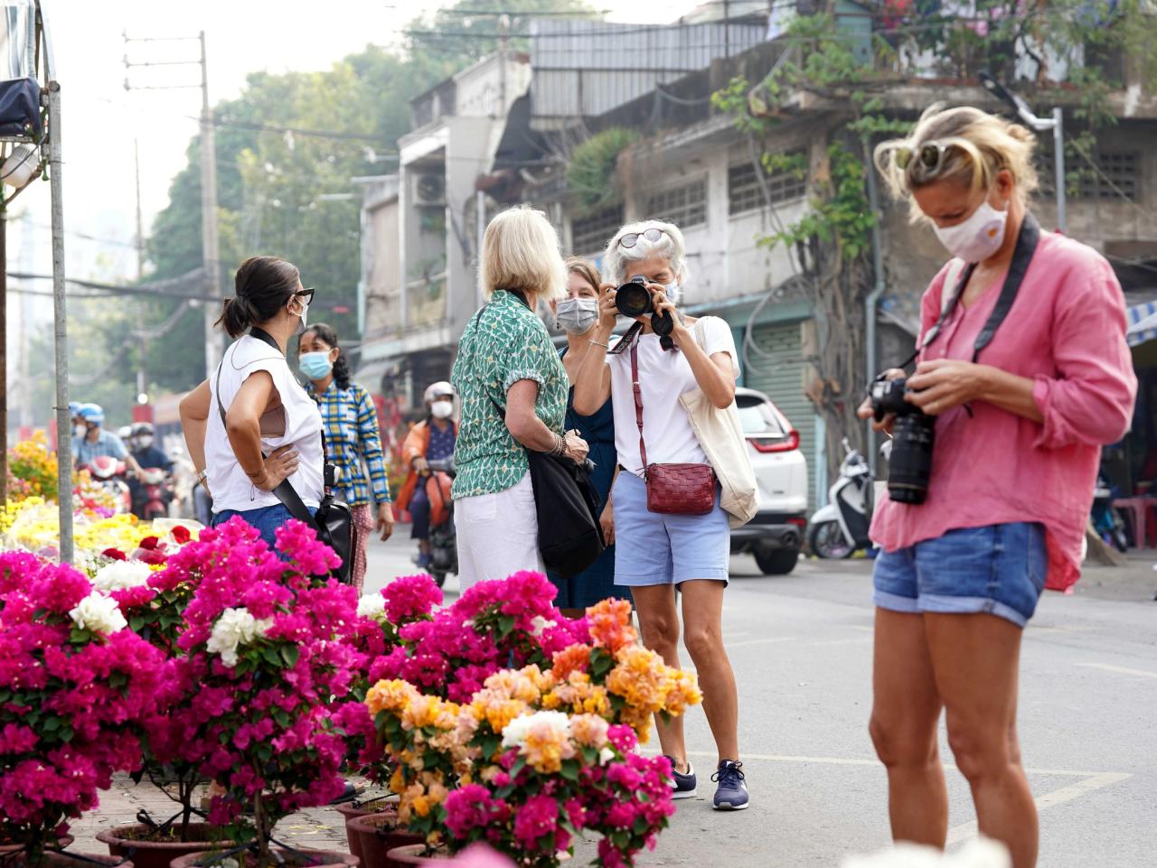 Người miền Tây chở mai lên, người Sài Gòn dạo chợ hoa Xuân Bến Bình Đông - ảnh 6