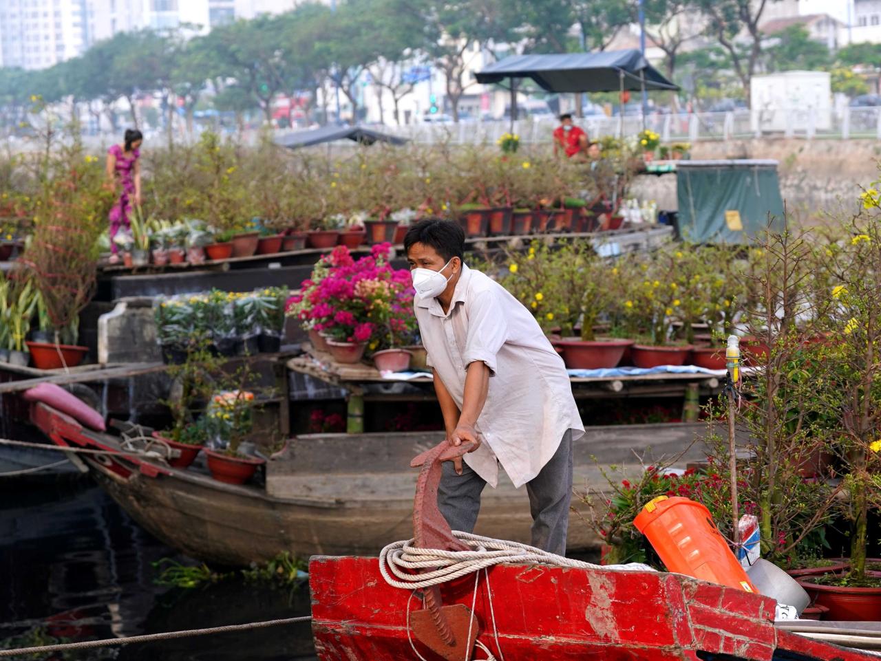 Người miền Tây chở mai lên, người Sài Gòn dạo chợ hoa Xuân Bến Bình Đông - ảnh 11