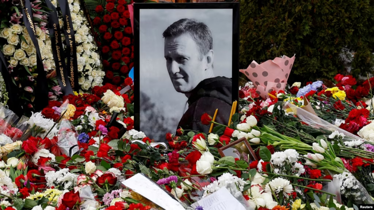 Dân Nga tới mộ Navalny để ‘bỏ phiếu’